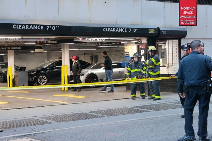 Összeroskadt egy parkolóház, palacsintaként lapultak ki az autók 1