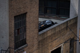 Összeroskadt egy parkolóház, palacsintaként lapultak ki az autók