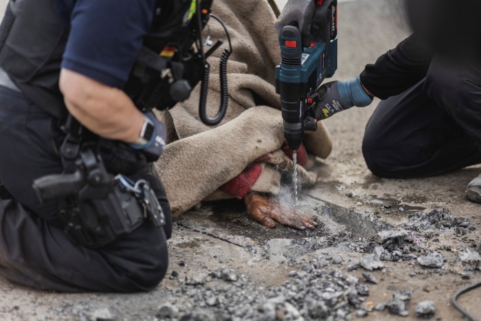 Csúcsidőben ragasztották magukat az úthoz a klímaaktivisták 2 | Vezess Csúcsidőben ragasztották magukat az úthoz a klímaaktivisták 2