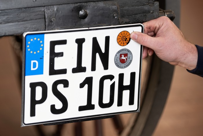 Csont nélkül átment a műszaki vizsgán a 129 éves autó 7