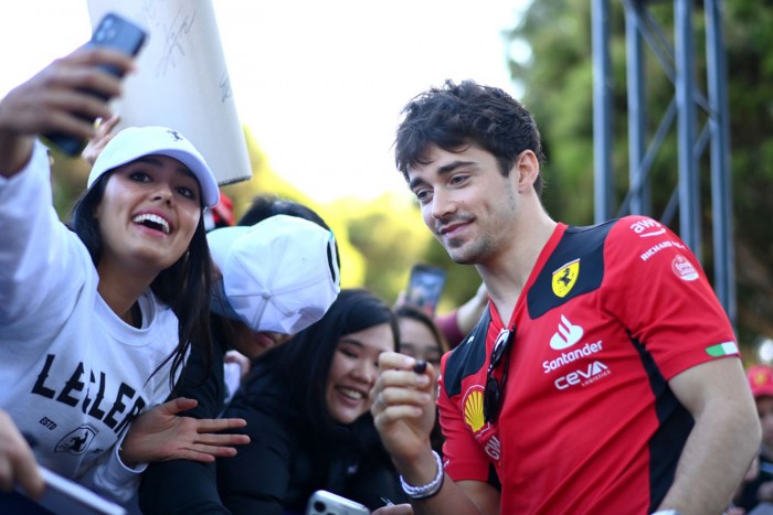 F1: Otthonában zaklatják a Ferrari pilótáját 1 | Vezess F1: Otthonában zaklatják a Ferrari pilótáját 1