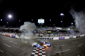 Olyan forróra sikerült az örömünnep, hogy az autó és a pálya is lángra kapott