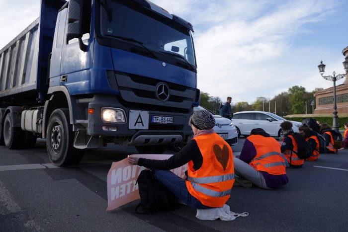 Csúcsidőben ragasztották magukat az úthoz a klímaaktivisták