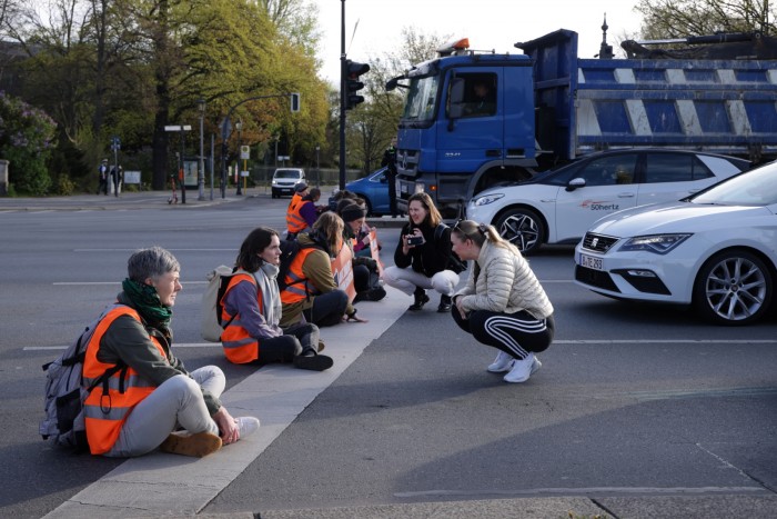 Csúcsidőben ragasztották magukat az úthoz a klímaaktivisták 1 | Vezess Csúcsidőben ragasztották magukat az úthoz a klímaaktivisták 1