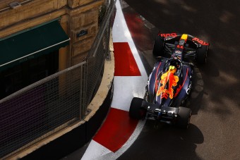 F1: Elmaradt a káoszfutam, elvették Verstappen bakui győzelmét