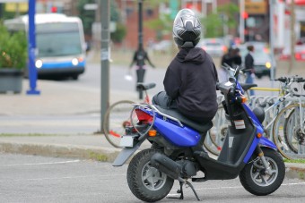 Négyéves motorozott a közúton Egernél