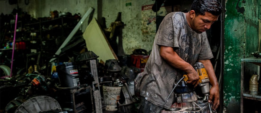 Elsírnák magukat a hazai autószerelők ebben a kolumbiai műhelyben