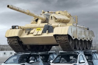 Tetőre tett tankkal bizonygatja a kínai gyártó, hogy már nem tejfölösdobozból van a karosszéria