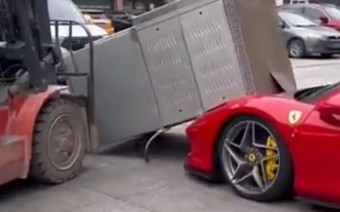 Élete hibáját követte el a targoncás, amikor sütőt borított egy Ferrarira