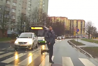 Íme a gyalogos, akihez minden autósnak lenne pár keresetlen szava