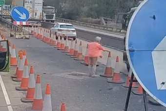 Dugót megunó autós vágott neki a munkaterületnek, de jött a meglepetés