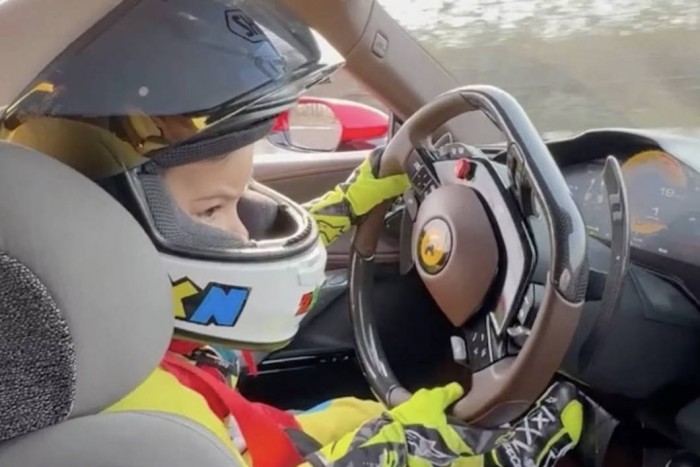 Egy új Mercedes G-osztályt kapott ajándékba a szomorú ötéves kislány 1 | Vezess Egy új Mercedes G-osztályt kapott ajándékba a szomorú ötéves kislány 1