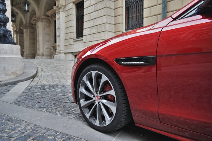 Utolsókat karmolja. Mély nyomokat hagy a Jaguar XE? 13