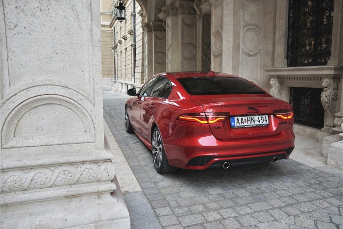 Utolsókat karmolja. Mély nyomokat hagy a Jaguar XE? 6