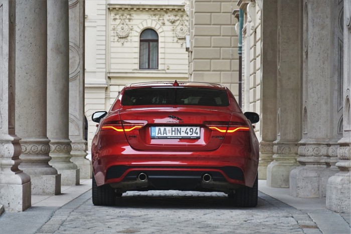 Utolsókat karmolja. Mély nyomokat hagy a Jaguar XE? 14