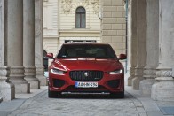 Utolsókat karmolja. Mély nyomokat hagy a Jaguar XE? 2