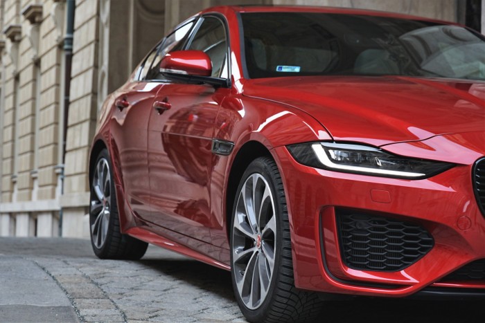 Utolsókat karmolja. Mély nyomokat hagy a Jaguar XE? 12