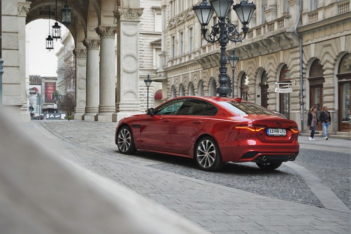 Utolsókat karmolja. Mély nyomokat hagy a Jaguar XE? 11