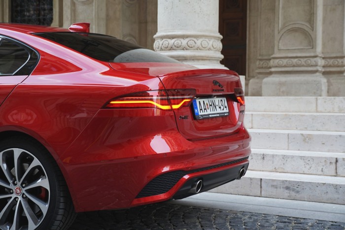 Utolsókat karmolja. Mély nyomokat hagy a Jaguar XE? 16