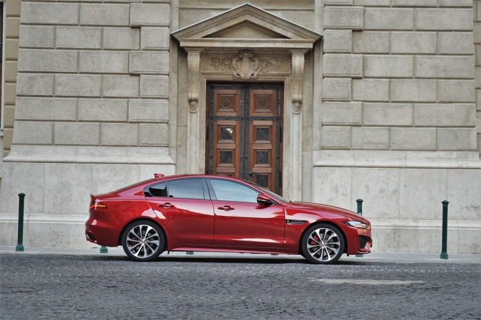 Utolsókat karmolja. Mély nyomokat hagy a Jaguar XE? 15