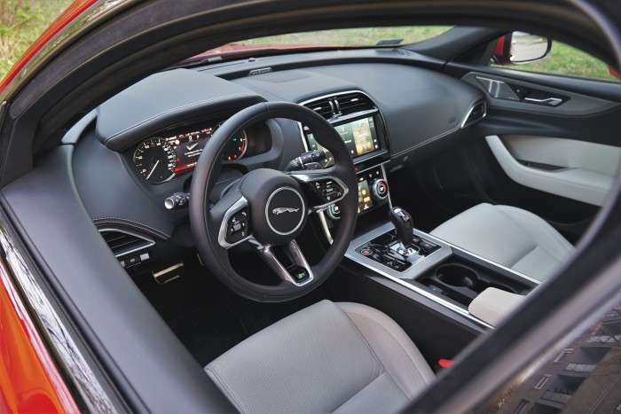 Utolsókat karmolja. Mély nyomokat hagy a Jaguar XE? 7