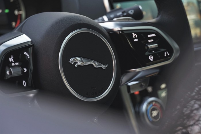 Utolsókat karmolja. Mély nyomokat hagy a Jaguar XE? 8