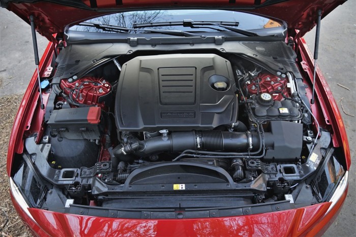 Utolsókat karmolja. Mély nyomokat hagy a Jaguar XE? 10