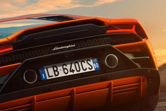 Gyerek fröcskölte le a Lamborghinit, végül a szülei fizették ki a tisztítást