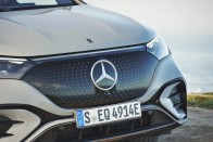 Ez itt a legmodernebb Mercedes – Vezettük az EQE SUV-t! 34