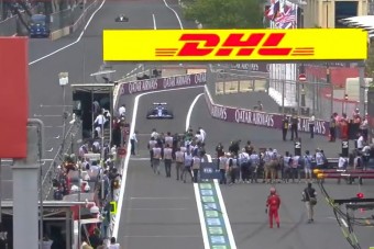 F1: Életveszélyes jelenetek a bokszutcában a bakui futam leintése előtt