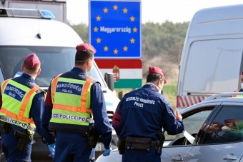Áttört a határon egy menekülő magyar autós, belerongyolt egy rendőrautóba