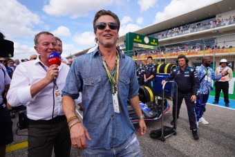 F1: Brad Pitt is autóba ül a Brit Nagydíjon
