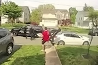 Szempillantásra lett a nap hőse a pizzafutár, aki elgáncsolta az autótolvajt