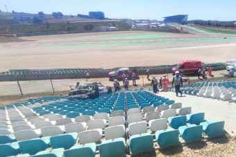 Bukott a versenyautóval, a lelátón landolt