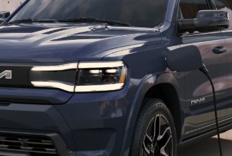 Brutálisan nagy akkucsomagot kapott ez a villanyautó