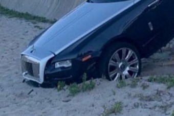 Luxusautóval tört-zúzott, észbontó kárt okozott egy 66 éves nő