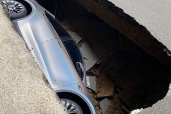 Döbbenet, de előfordul, néha komplett autókat nyel el a föld