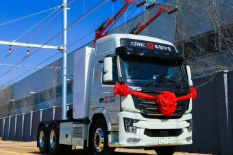 Nem akármilyen nyergest villantottak a kínaiak