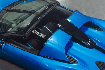 Levágták egy 600 milliós sportkocsi tetejét