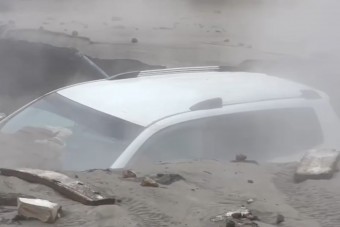 Forró víz ömlött a víznyelőbe zuhant autósokra