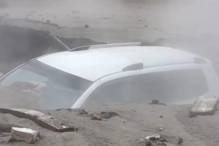 Forró víz ömlött a víznyelőbe zuhant autósokra