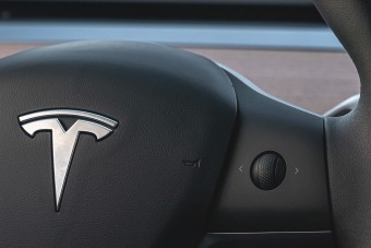 Letaszították a trónról a legértékesebb autógyártót