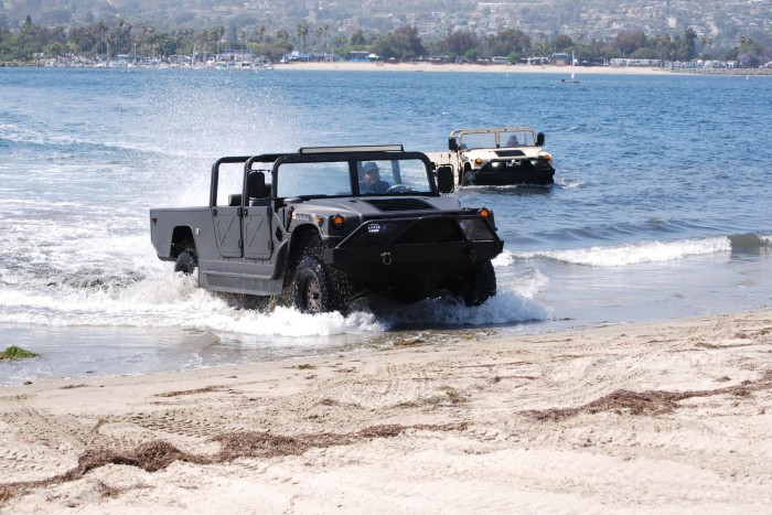 A tenger habjaiból csapat elő a kétéltű Hummer, és már zúz is tovább