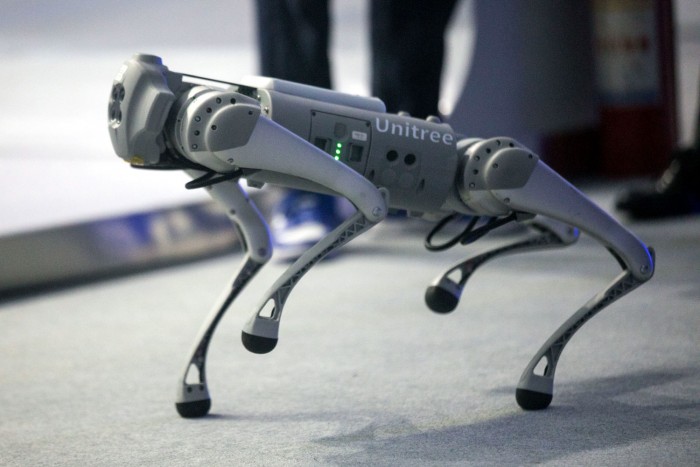 Budapesten járt a luxusruhás robotkutya