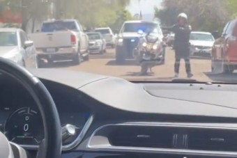 Magasról tesz a rendőrökre ez az „autós”