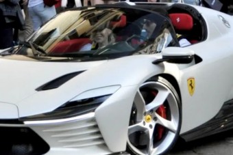 Ilyen 800 milliós autóval hesszel a sztárfocista