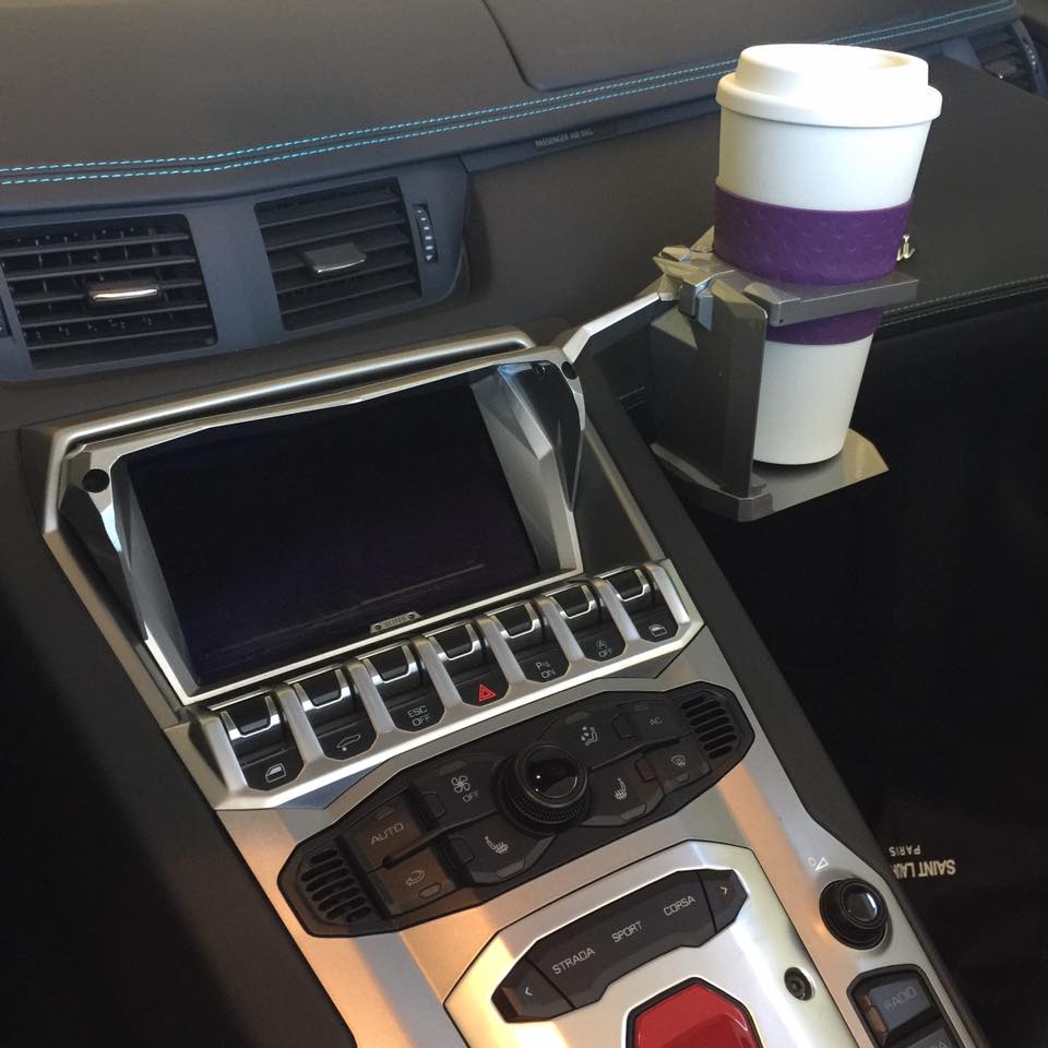 Méregdrágán adja a Lamborghini a pohártartót 1 | Vezess Árnyékolóval kombinált pohártartó oldja meg a problémát (Attivo Design)