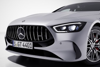 Épp csak változik a Mercedes négyajtós sportkupéja