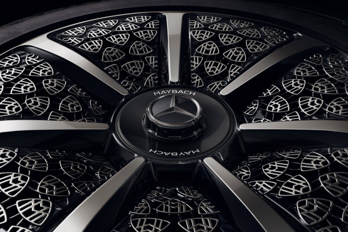 A sötét mágiához fordult a luxusautók gyártója 7