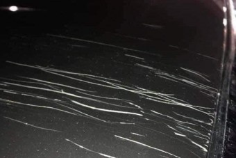 Pokoli látvánnyal szembesült a tulaj az autómosás után, fémig karcolta valami a fényezést